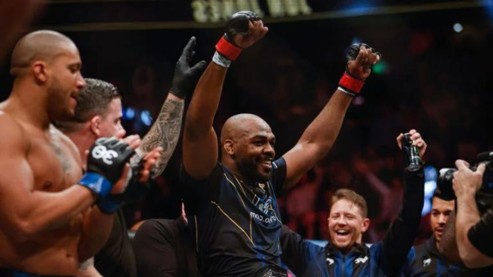 يعود جون جونز للفوز بلقب UFC للوزن الثقيل في الجولة الأولى
