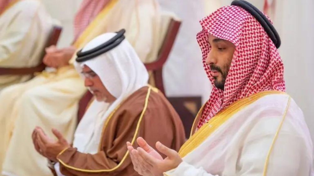 ولي العهد يؤدي صلاة الميت على الأميرة الجوهرة بنت عبدالعزيز - فيديو